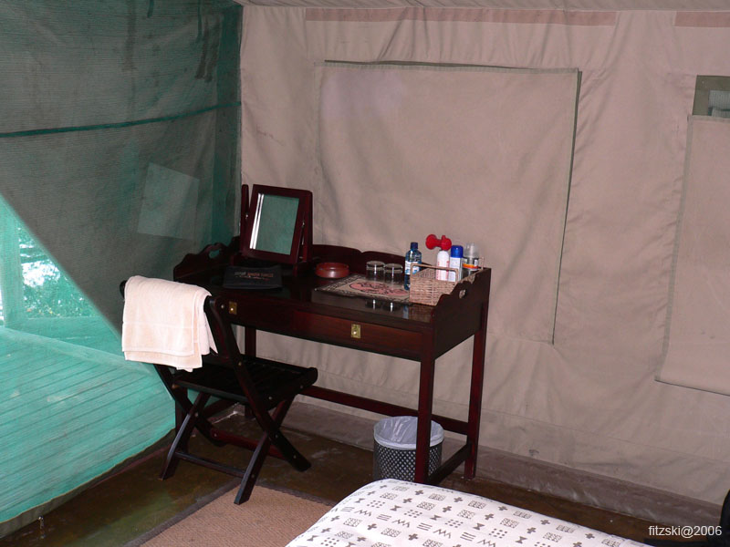 20060626-p-tent.desk-s098b